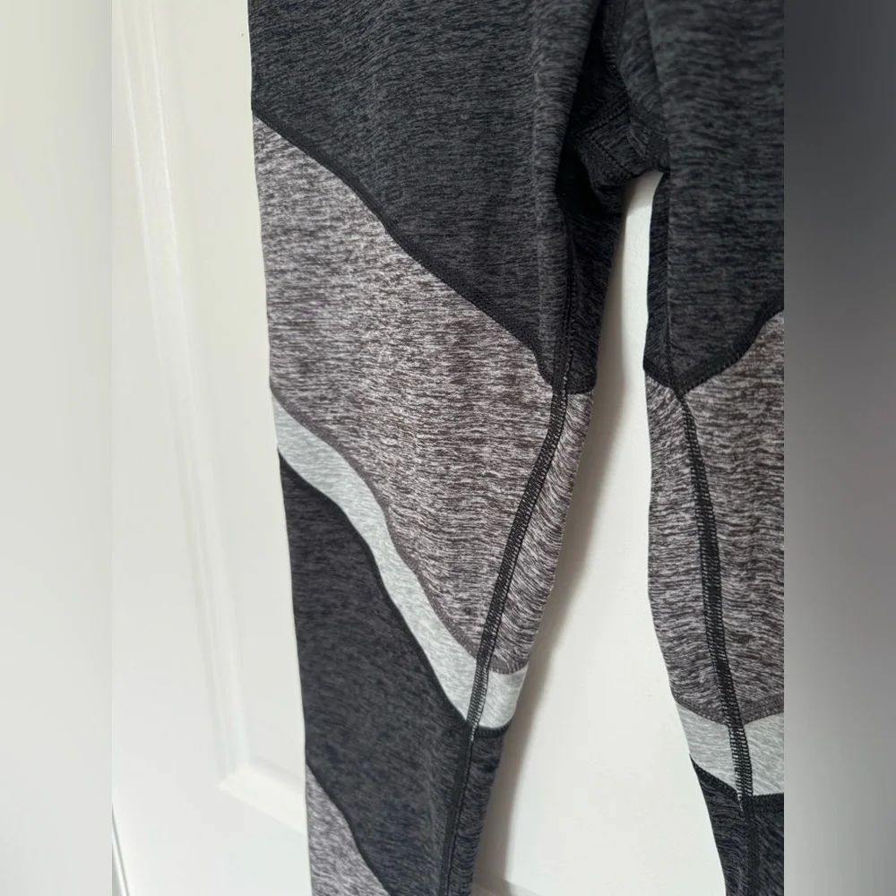 ALO yoga Leggings size Small AloSoft 7/8 grey colorblock